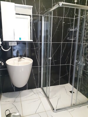 Standard Apartment, 2 Bedrooms, Lake View | Bathroom | Shower, rainfall showerhead, hair dryer, slippers - Anemo Suite (Çaykara)