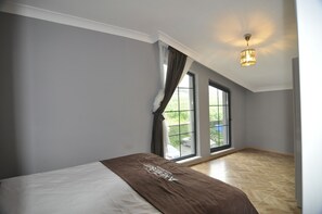 Appartement Standard, 2 chambres, vue lac | Bureau, chambres insonorisées, fer et planche à repasser, Wi-Fi gratuit