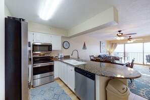 Refrigerador, microondas, horno y parrilla de estufa 