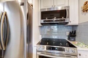 Refrigerador, microondas, horno y parrilla de estufa 