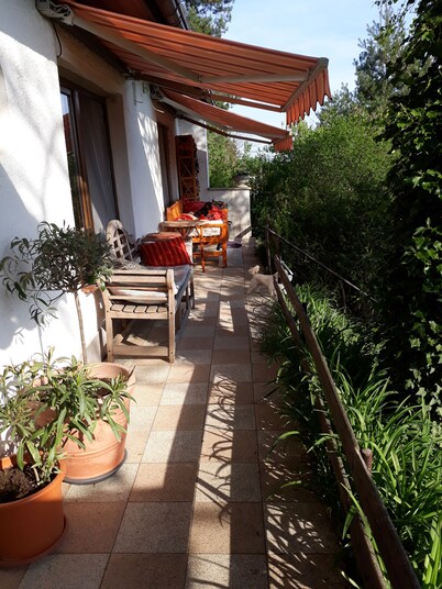 Bungalow on the outskirts with terrace under mature trees