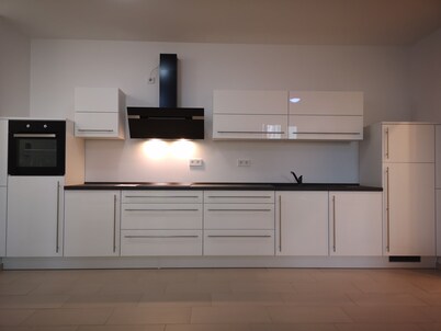 LUXUS 2 rooms apartment near by fair and HBF, with garden