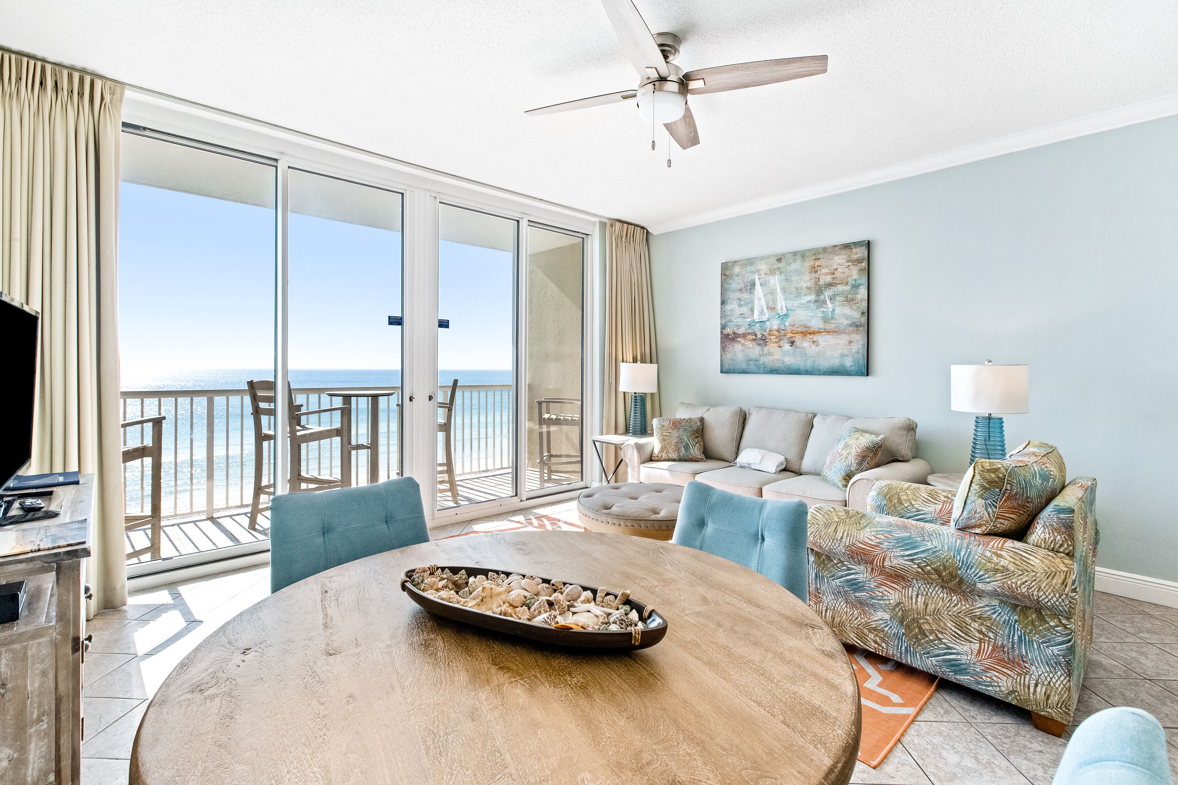 Televisie, een dvd-speler, boeken en een filmbibliotheek