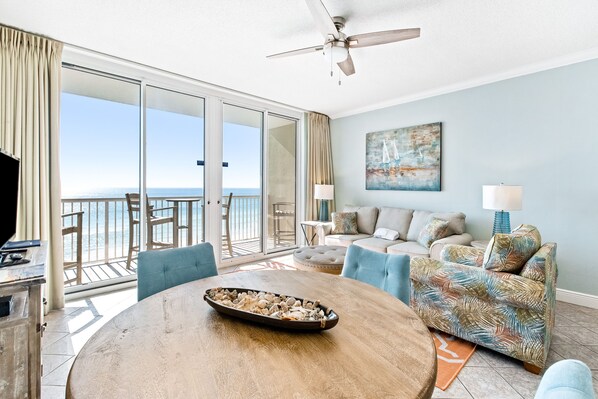 Televisio, DVD-soitin, kirjoja, videokirjasto