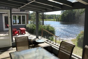 En takterrass med sittplatser utomhus, med utsikt över en flod.