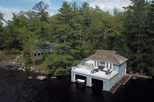 Boathouse Deck! 4Bed 4Bath Cottage on Lake Muskoka! Very Private!