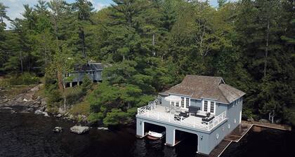 Boathouse Deck! 4Bed 4Bath Cottage on Lake Muskoka! Very Private!