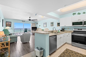 Jääkaappi, mikroaaltouuni, uuni, liesi