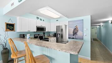 Køleskab, mikrobølgeovn, ovn, kogeplade