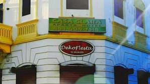 Een gebouw met een bordje waarop 'Casa Clara Hotel' en 'Dekofesta' staan.