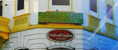 A building with a sign for 'Casa Clara Hotel' and 'Dekofesta'.