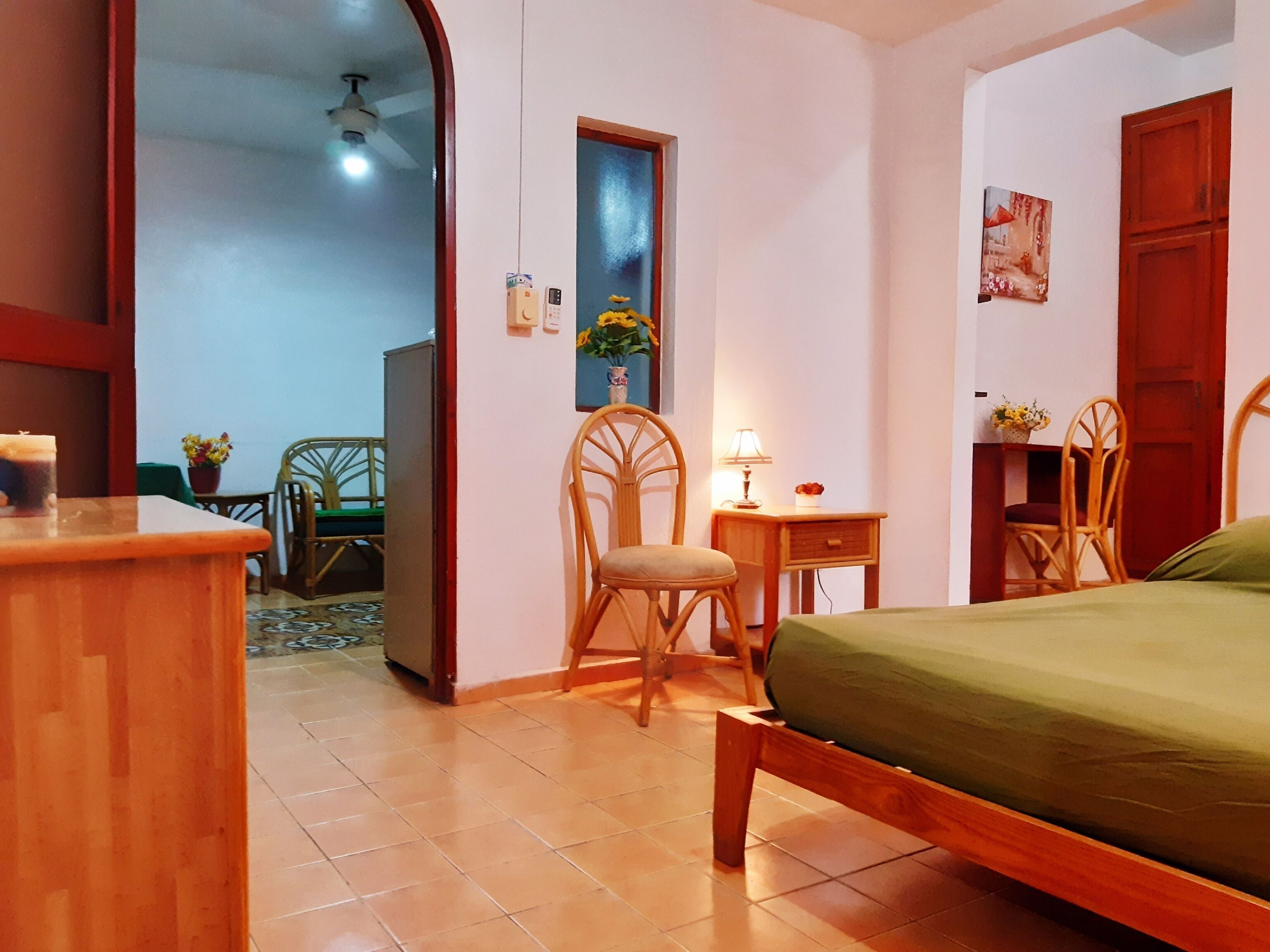 1 dormitorio, cortinas opacas, tabla de planchar con plancha