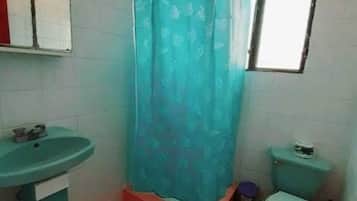 Traditioneel appartement | Badkamer | Een douche, een regendouche, handdoeken, zeep