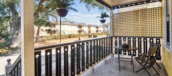 Walk to local eateries, entertainment venues & shops ★ Starland District