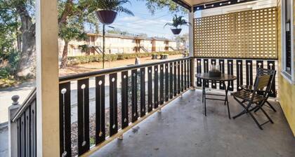 Walk to local eateries, entertainment venues & shops ★ Starland District