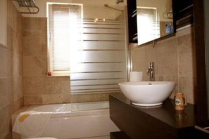 Ensemble douche/baignoire, sèche-cheveux, serviettes fournies
