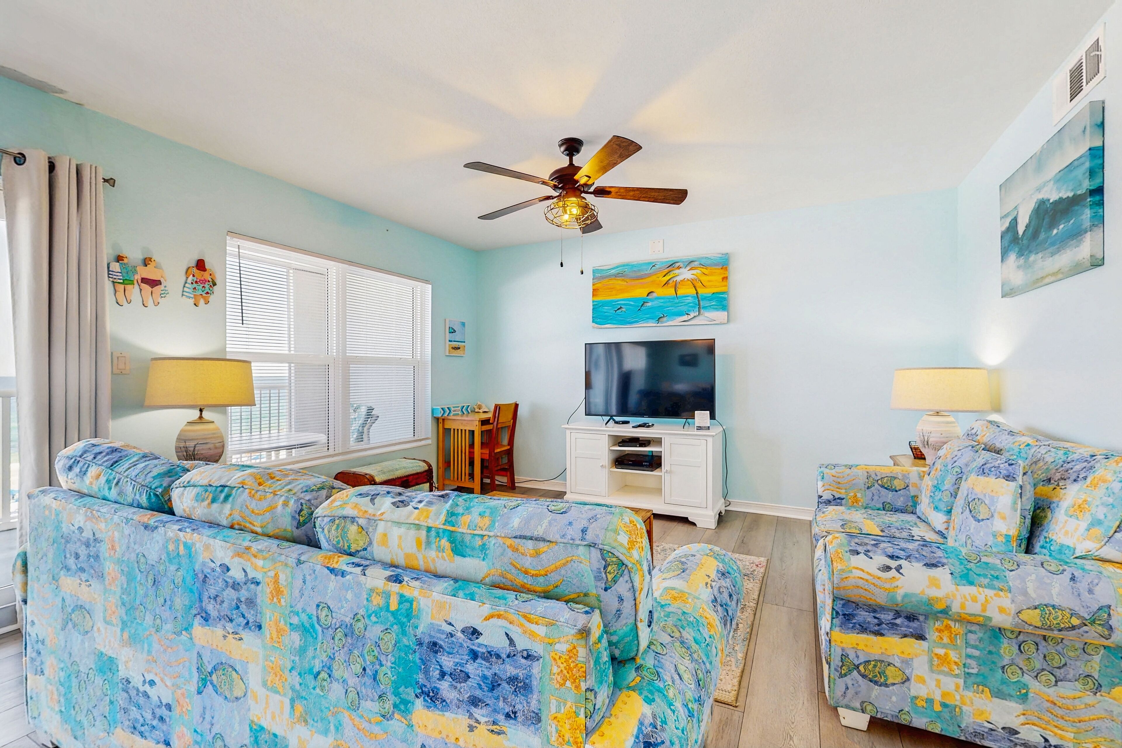 Televisie, een dvd-speler en een stereo