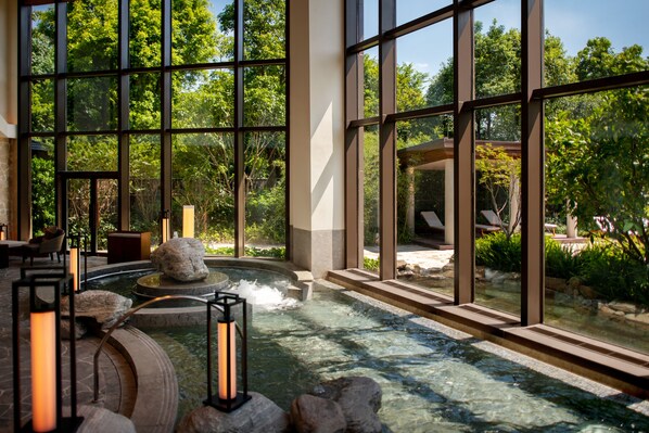 Hot springs - New World Qingyuan (Qingyuan)