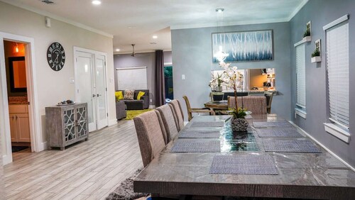 - 6 BR Big Home w HOT TUB, Firepit, basketball hoop Located near Dallas!