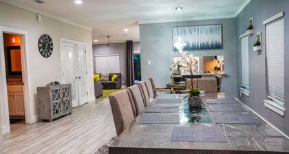 - 6 BR Big Home w HOT TUB, Firepit, basketball hoop Located near Dallas!