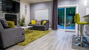 Una Smart TV, una chimenea, Netflix, servicios de streaming