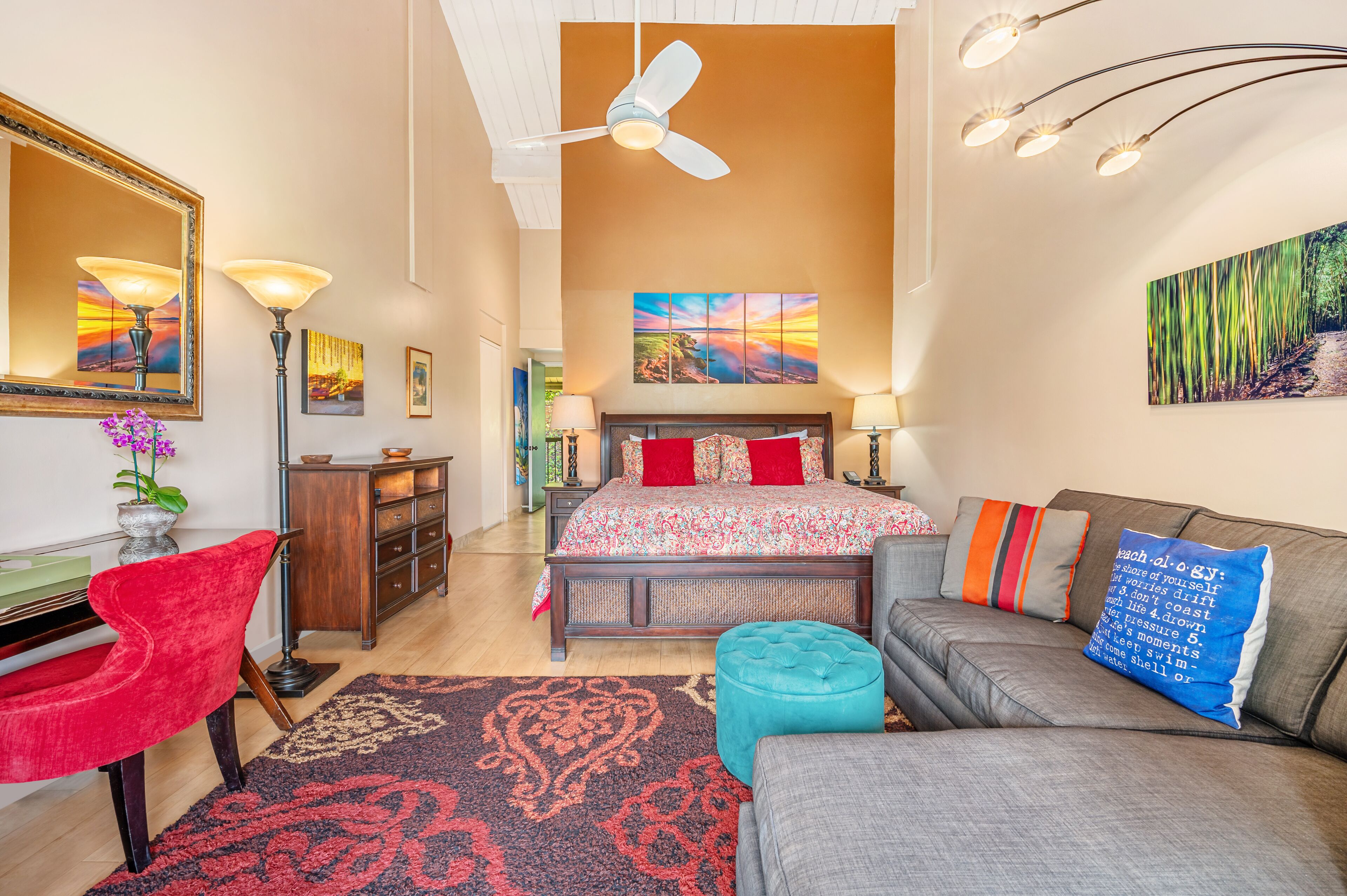 Een strijkplank/strijkijzer, reisbedje, wifi, beddengoed