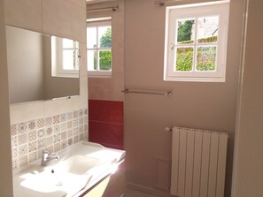 Een haardroger, handdoeken, toiletpapier