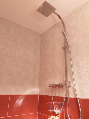 Haartrockner, Handtücher, Toilettenpapier