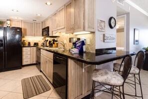 Full-sized fridge, microwave, oven, stovetop