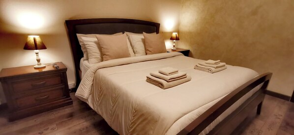 2 chambres, bureau, fer et planche à repasser, lit parapluie