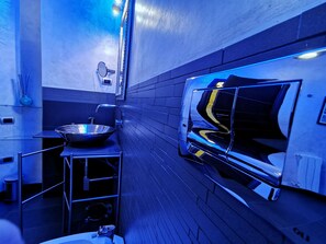 Regadera, secadora de cabello, batas, bidet