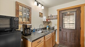 Cafetera y tetera, refrigerador, microondas y tostadora 