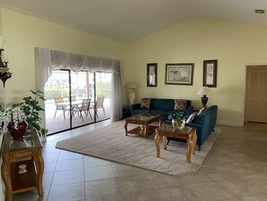 TV connectée, lecteur de DVD, livres, chaßne hi-fi
