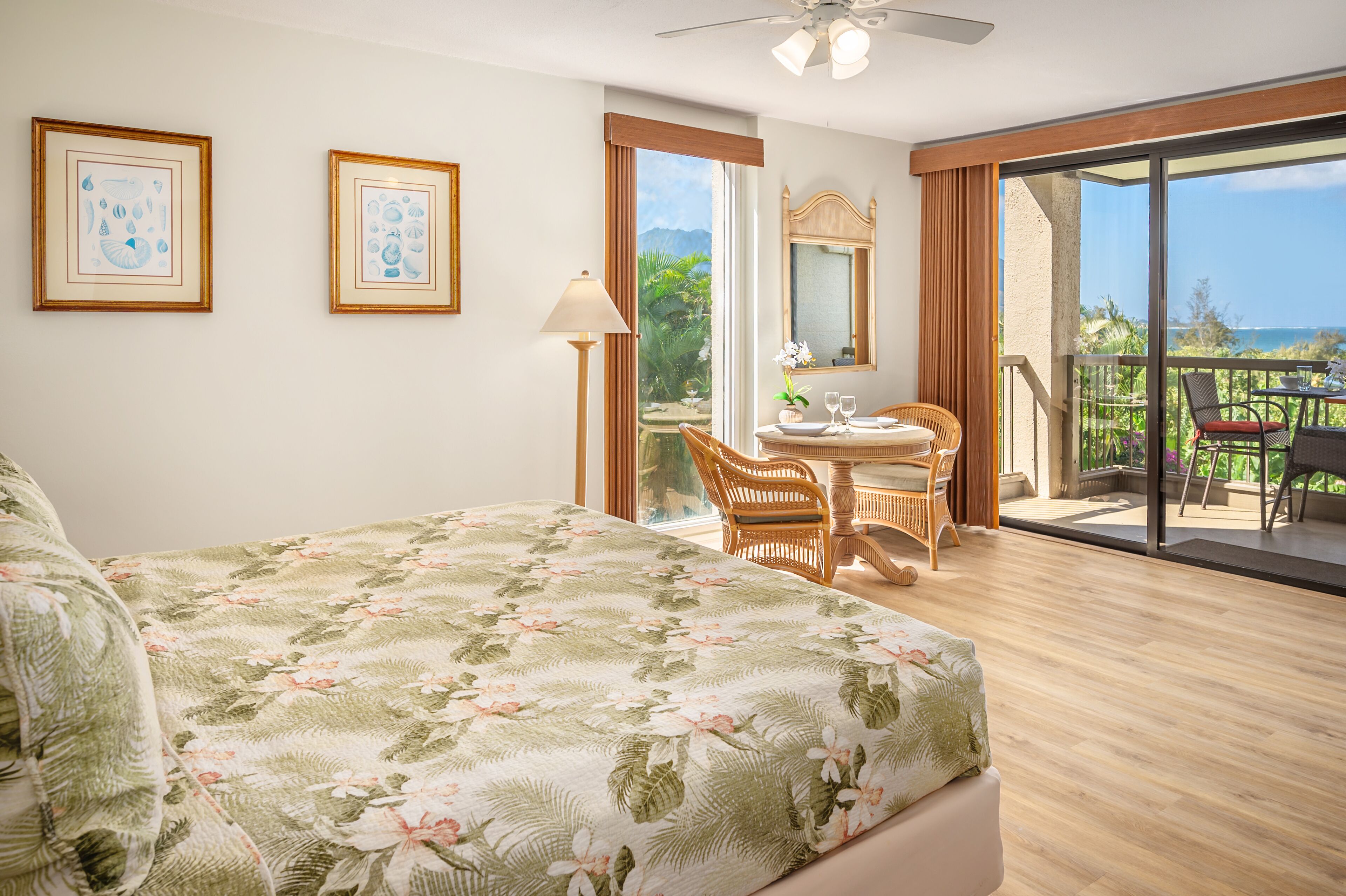 Een strijkplank/strijkijzer, reisbedje, wifi, beddengoed