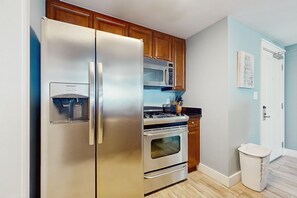 ثلاجة، ميكروويف، فرن، موقد طهي مسطح