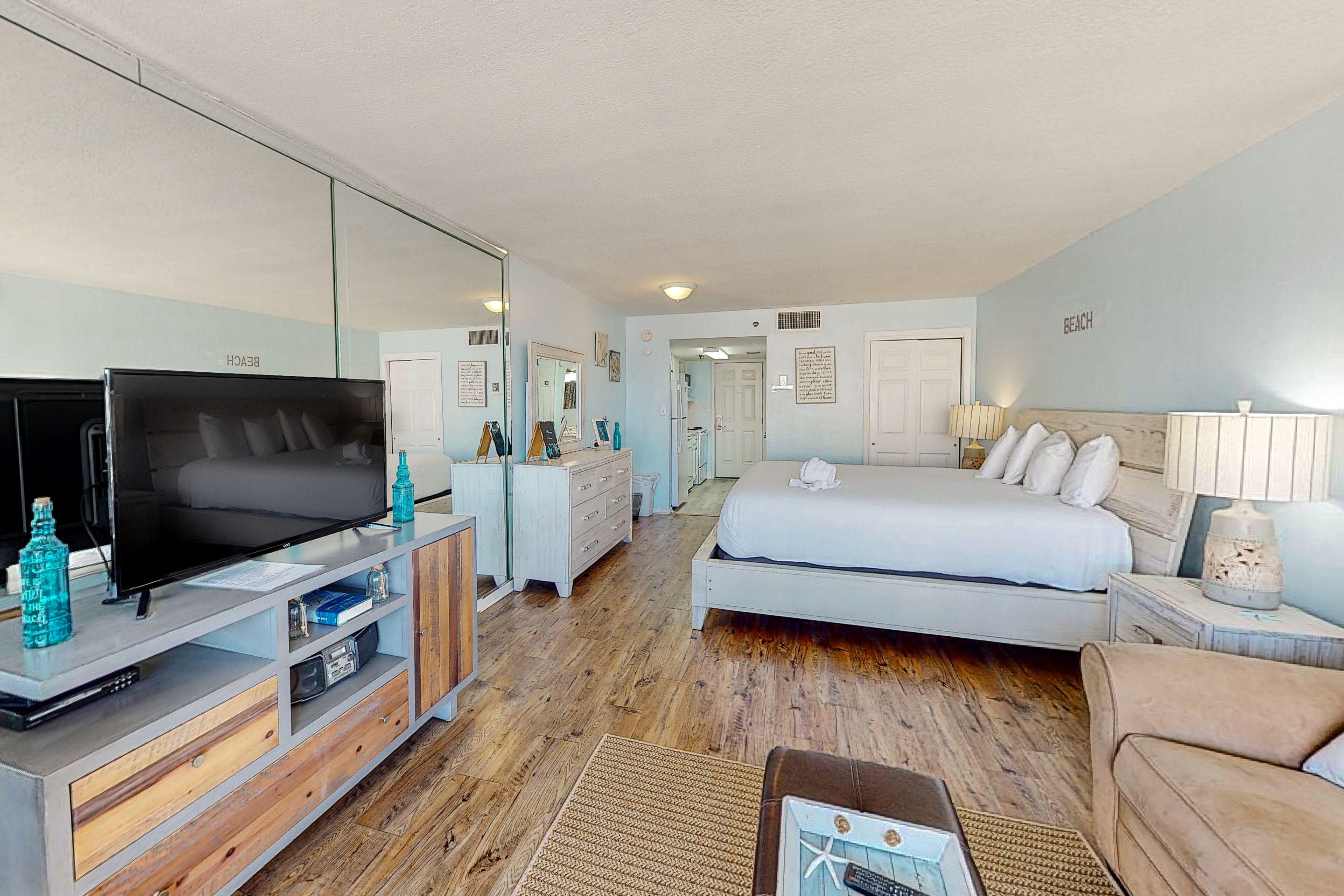 Een strijkplank/strijkijzer, wifi, beddengoed