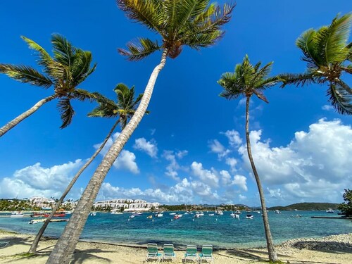 Amazing Location & Value! A few steps to the beach, walk to the restaurant/bar!