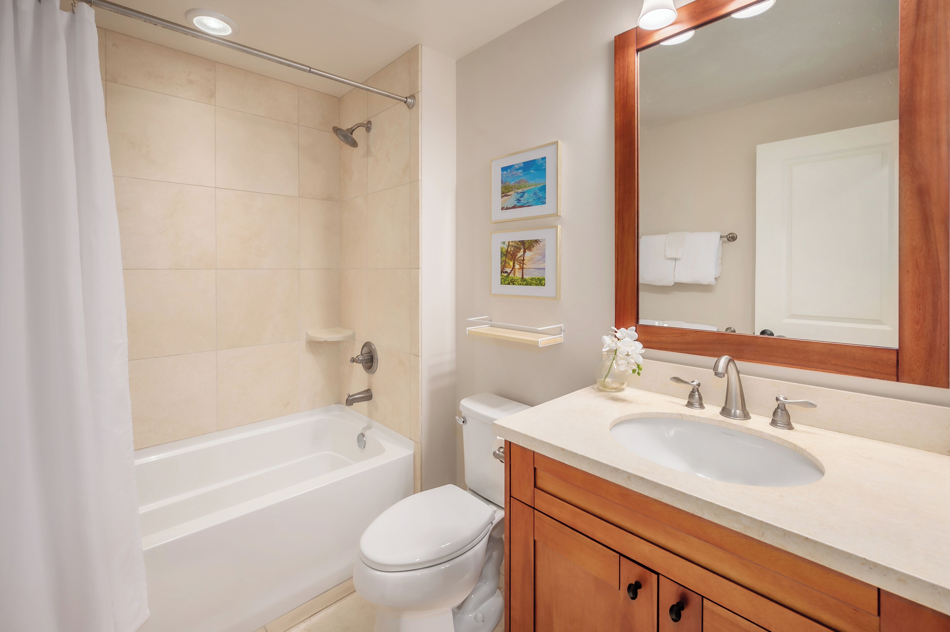 Un baño moderno con bañera, inodoro y tocador doble.