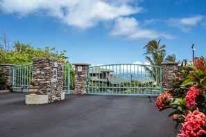 Property grounds - Great location, Kapalua, spacious 1-bedroom, views, walk to beach, golf, spa (Lahaina)