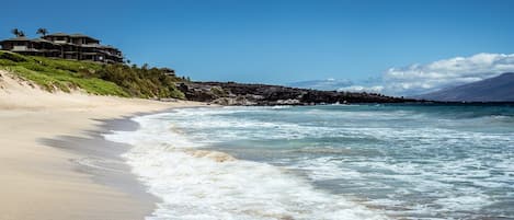 靠近海滩、沙滩椅、沙滩毛巾