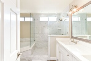 Combined shower/tub, hair dryer, towels