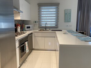 Frigorífico, microondas, horno y placa de cocina