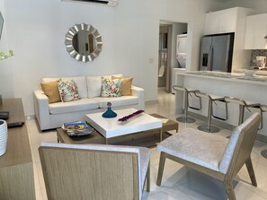 Smart TV - Luxurious Condo 1BR/1BTH Infront of Pool + Private Patio! (Noord)