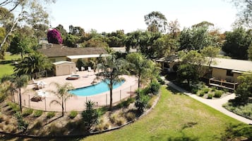 Una piscina al aire libre
