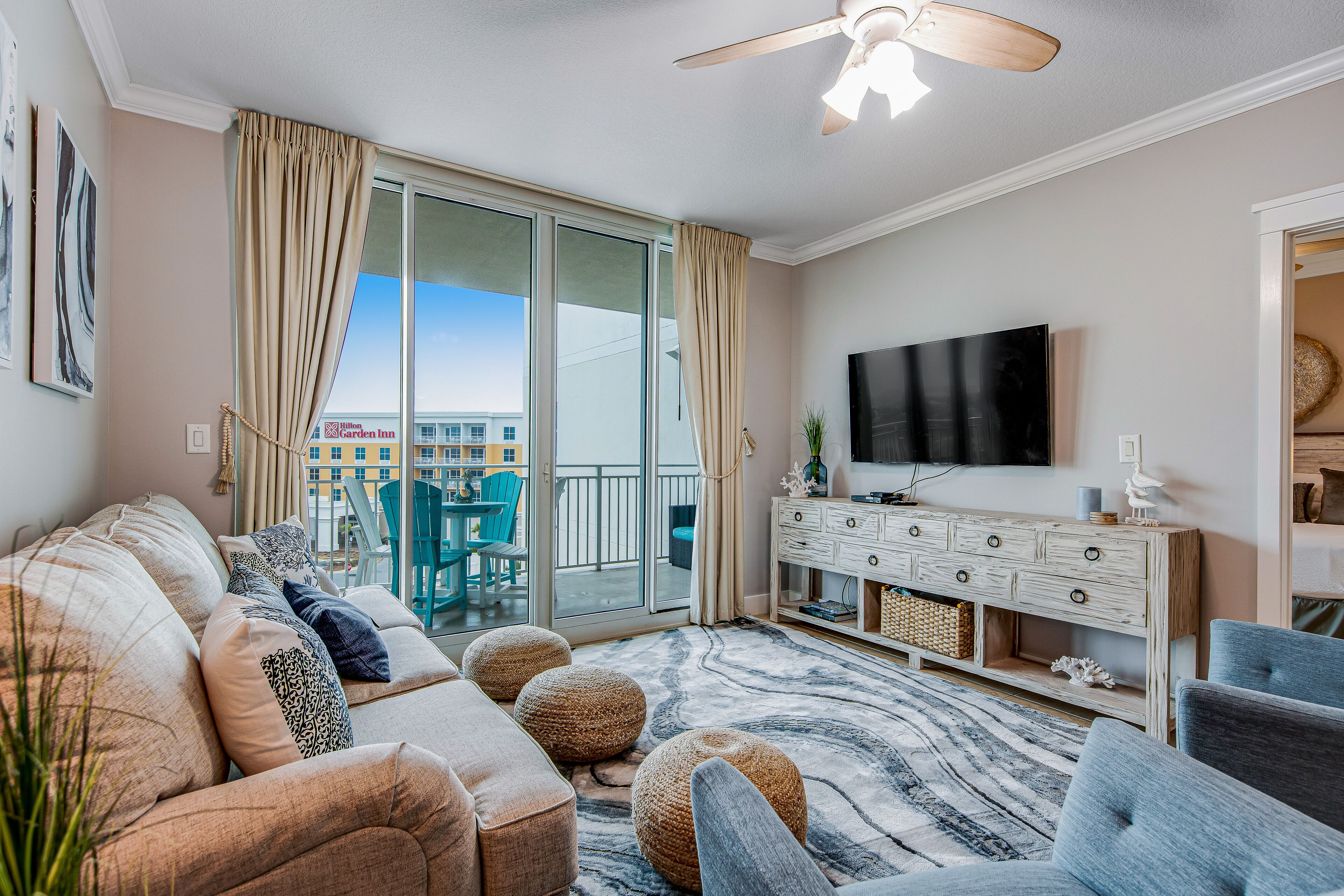 Televisión, reproductor de DVD, videoteca