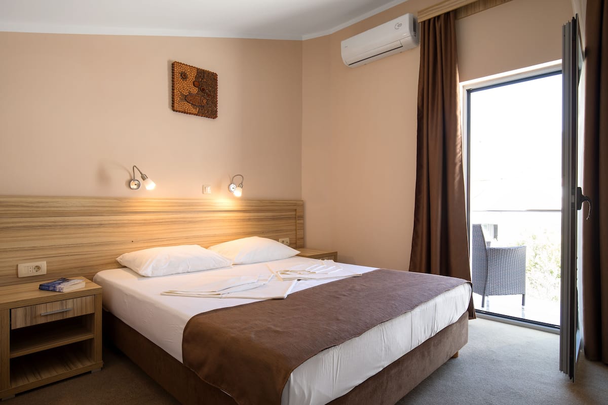 1 bedroom, minibar, desk, cots/infant beds