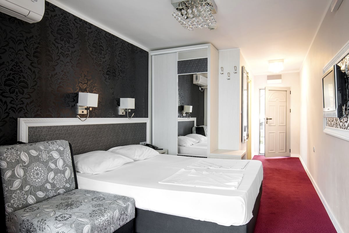 1 bedroom, minibar, desk, cots/infant beds