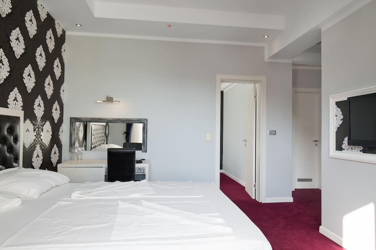 1 bedroom, minibar, desk, cots/infant beds