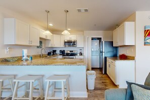 Kjøleskap, mikrobølgeovn, ovn og kokeplater