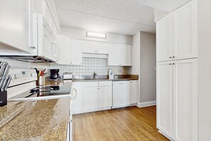 Refrigerador con congelador, microondas, horno y parrilla de estufa 